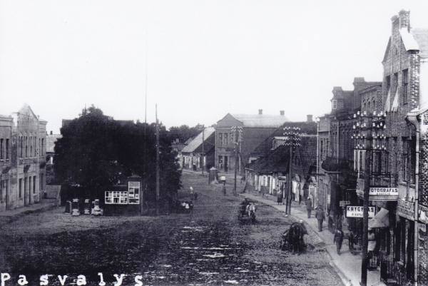 Naujosios aikštės (dalies) bendras vaizdas iš pietvakarių pusės. 1928–1930 m. Nuotrauka iš Pasvalio Mariaus Katiliškio viešosios bibliotekos Rankraštyno fondų.