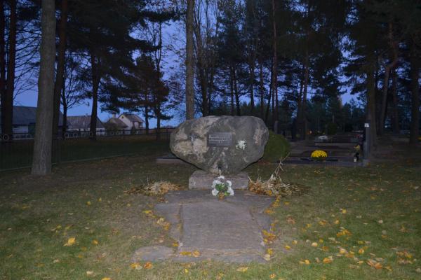 Paminklinis akmuo karo, tremties ir pokario metų aukoms Daujėnų kapinėse