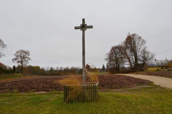 Kryžius šalia Paįstriečių kapinių