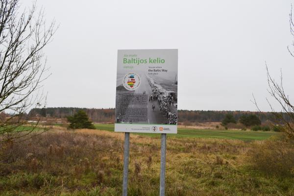 Atminimo stendas Baltijos kelio 25-mečiui ties Talkonių kaimu