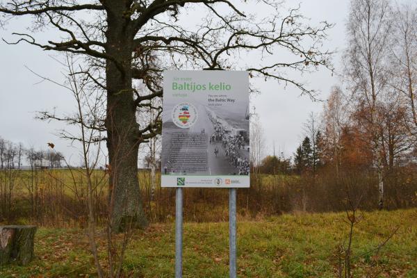 Atminimo stendas Baltijos kelio 25-mečiui ties Sereikonių kaimu