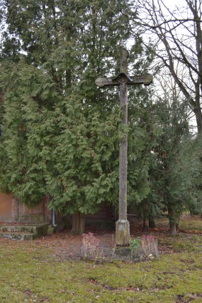 Kryžius prie klebonijos pastato Kyburių kaime