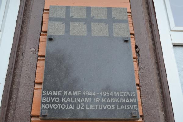 Atminimo lenta ant buvusios Pumpėnų NKVD-MVD-MGB poskyrio ir stribų būstinės