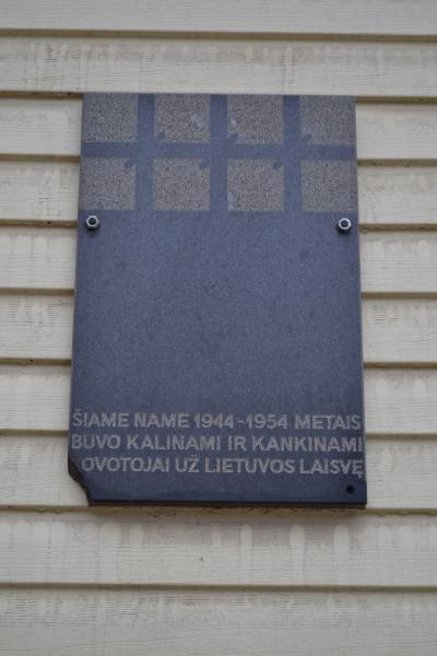 Atminimo lenta ant buvusios Pušaloto NKVD-MVD-MGB poskyrio ir stribų būstinės