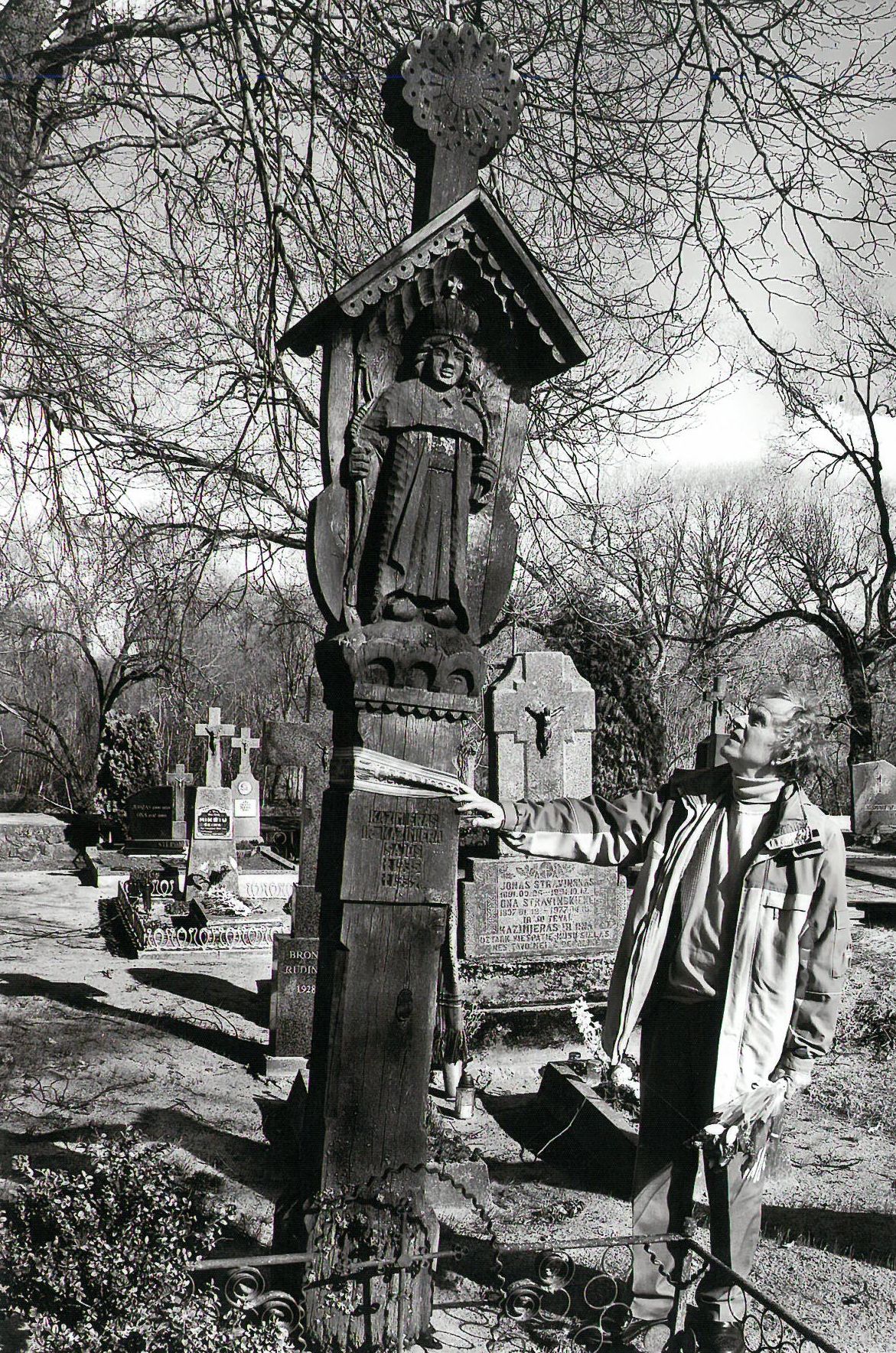 Rašytojo Kazio Sajos tėvų antkapinis stogastulpis Skėrių kapinėse