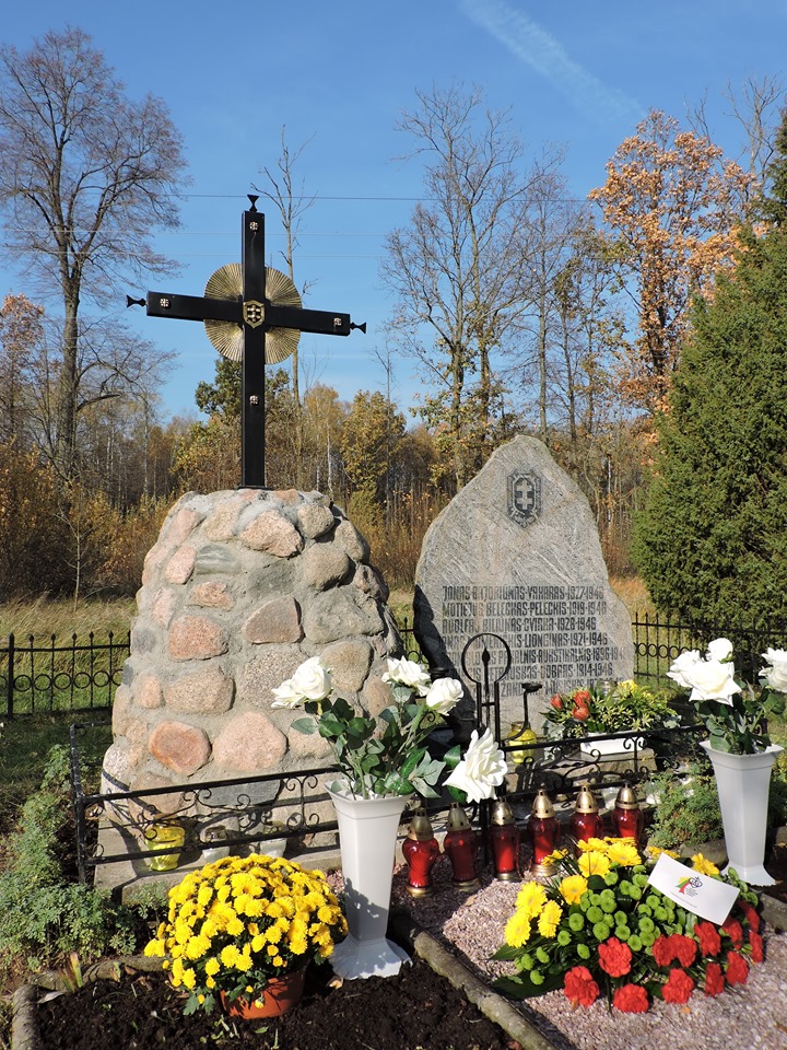 Kryžius partizanų atminimo vietoje, Austakynės kaime, Joniškėlio apylinkių seniūnijoje, Pasvalio rajone