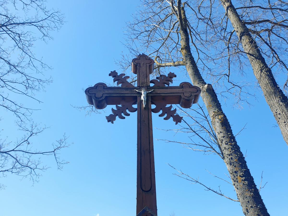Kryžius Skrebotiškio Švč. Jėzaus Širdies bažnyčios šventoriuje 