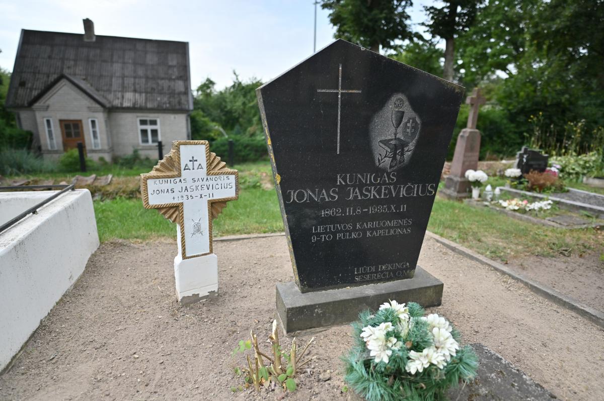 Kunigo Jono Jaskevičiaus kapas Pušaloto miestelio kapinėse