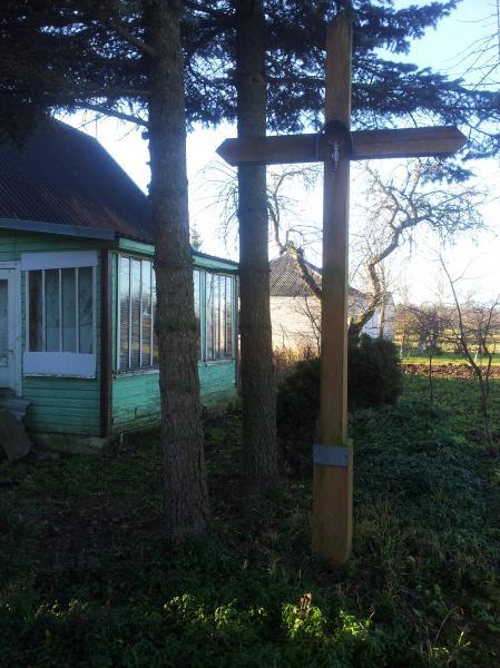 Kryžius Onos Laurišonienės sodyboje, Nairių kaime