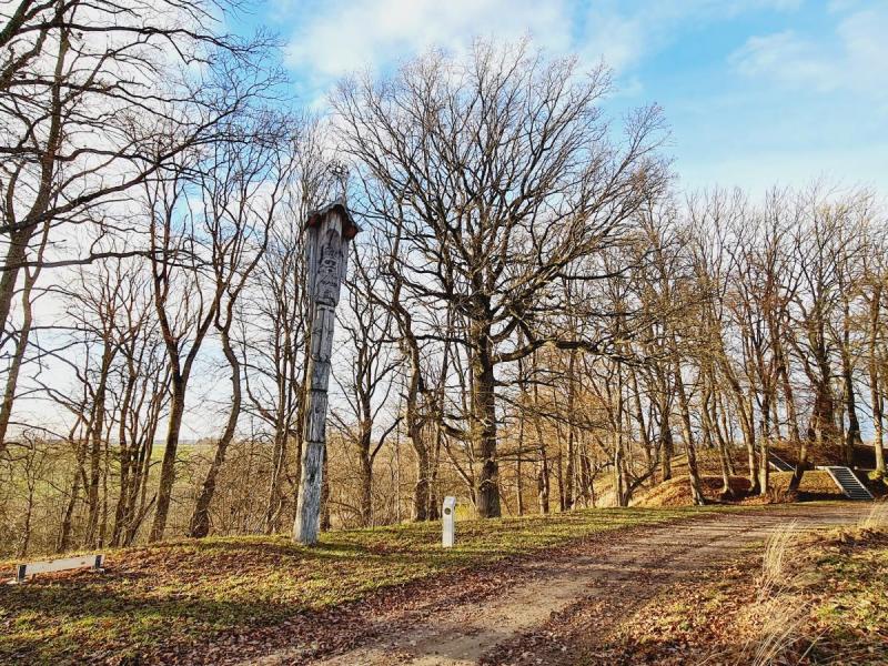 Stogastulpiai prie Ąžuolpamūšės piliakalnio