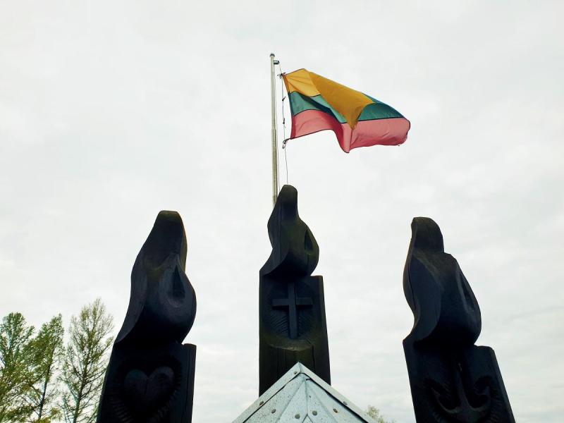Skulptūra 1957 m. trispalvę iškėlusių mokinių žygdarbiui atminti Joniškėlyje