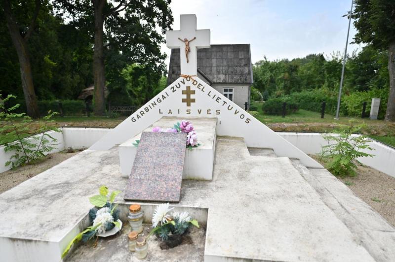 Paminklas Pušaloto krašto savanoriams