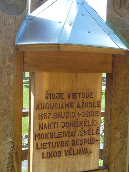 Skulptūra 1957 m. trispalvę iškėlusių mokinių žygdarbiui atminti Joniškėlyje