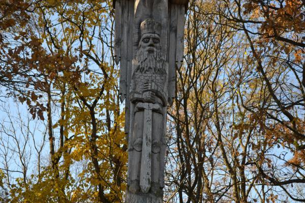 Stogastulpiai prie Ąžuolpamūšės piliakalnio