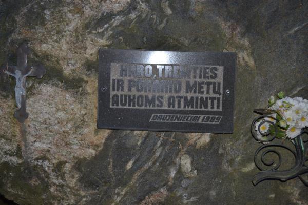 Paminklinis akmuo karo, tremties ir pokario metų aukoms Daujėnų kapinėse