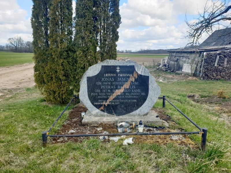 Paminklas Medinių kaimo partizanams