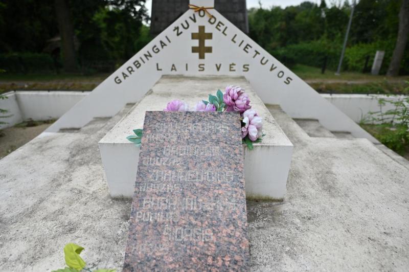 Paminklas Pušaloto krašto savanoriams