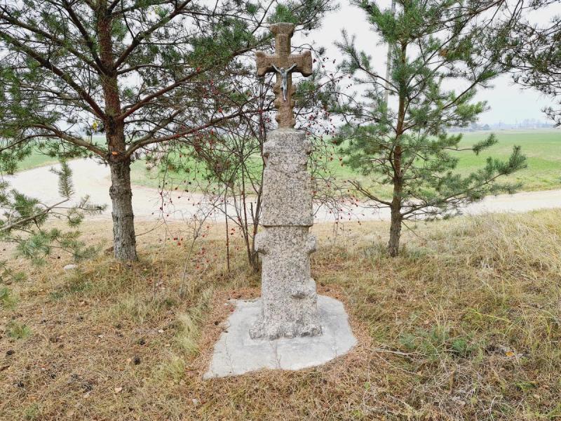 Kryžiai Moliūnų kaimo galuose, skirti 25-osioms Nepriklausomybės metinėms