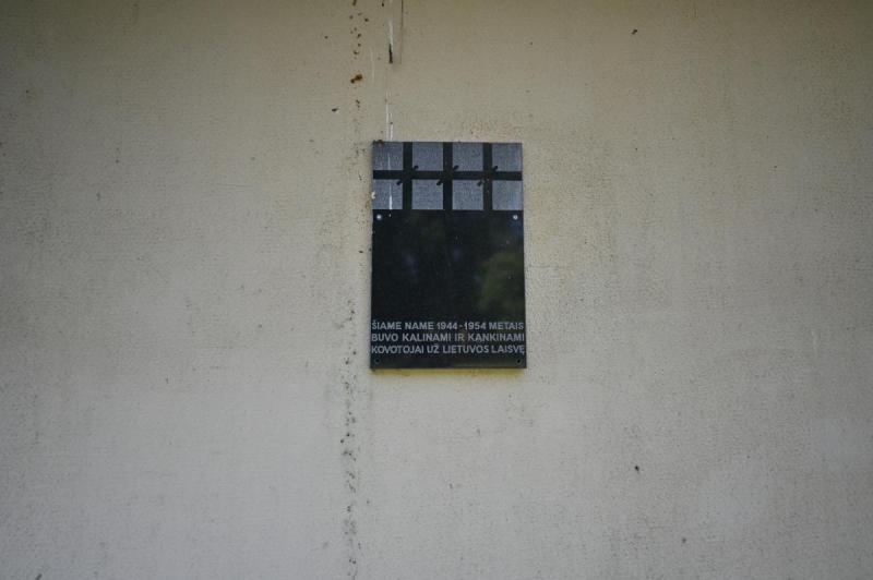 Atminimo lenta ant buvusio Vaškų NKVD-MVD-MGB poskyrio ir stribų būstinės sienos