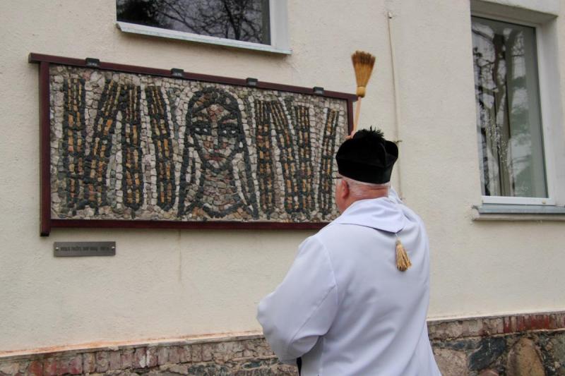 Dailininko Algimanto Vitolio Trušio mozaika „Tarp rugių“ Pušaloto miestelyje, Pušaloto seniūnijoje