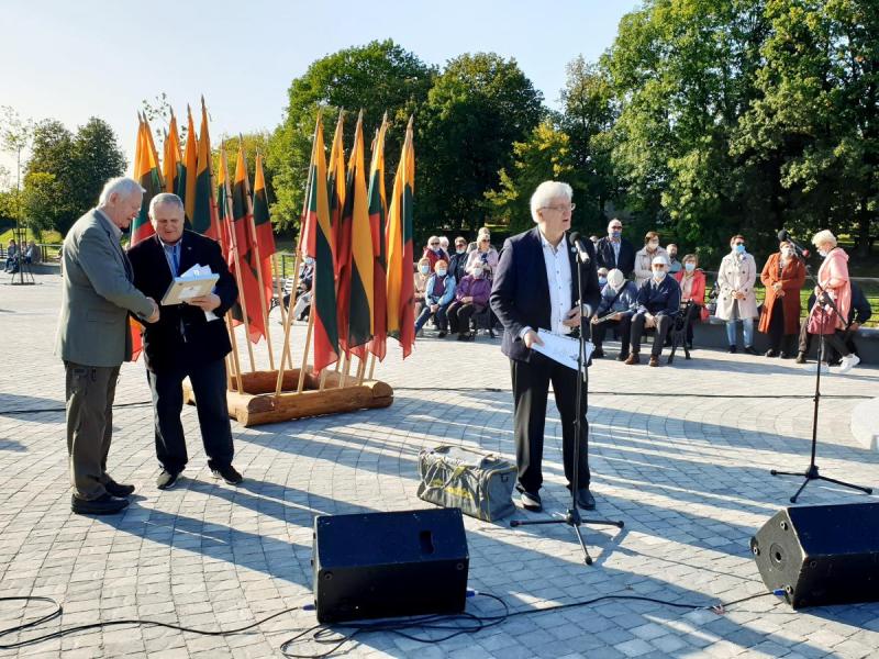 Paminklas poetui Bernardui Brazdžioniui aikštelėje prie Svalios ir Lėvens upių santakos, Nepriklausomybės gatvės pradžioje, Pasvalio mieste