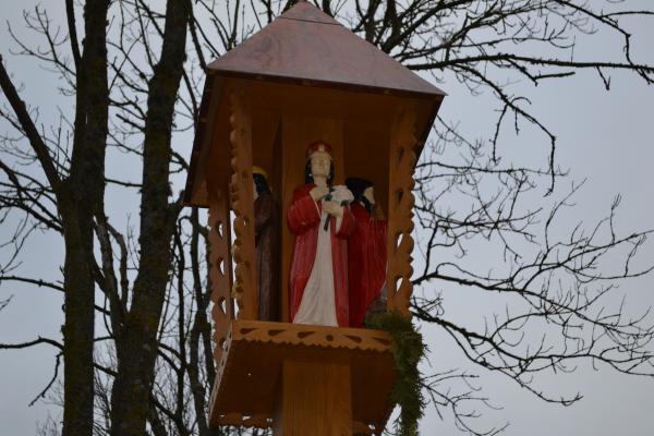Koplytstulpis kunigui, meno istorikui Kazimierui Jasėnui Velžių kaime