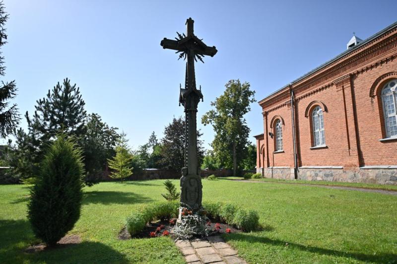 Švedavičių šeimos kryžius Vaškų Šv. Juozapo bažnyčios šventoriuje