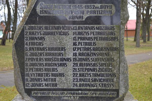 Paminklinis akmuo partizanams ir pokario aukoms Pumpėnuose