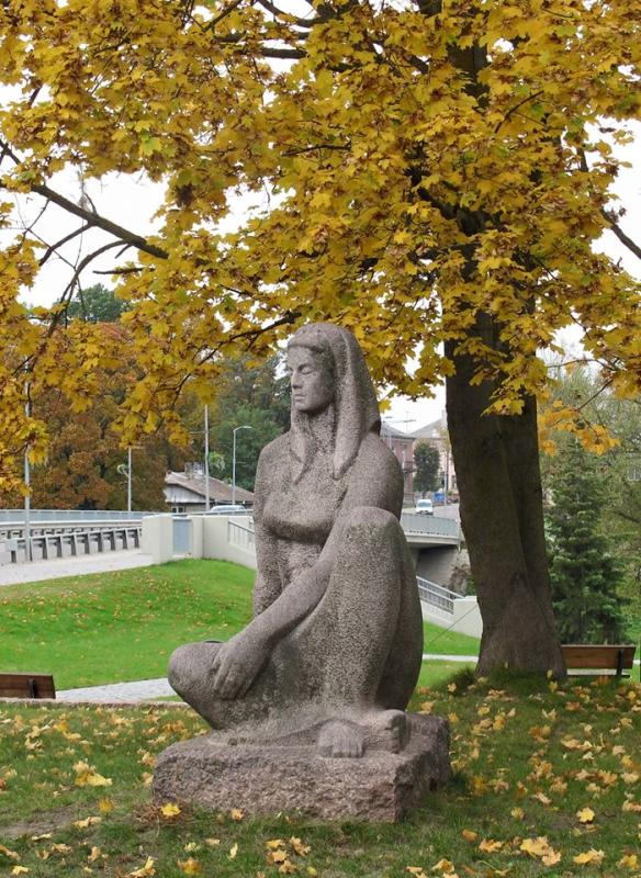 Dekoratyvinė skulptūra „Laukuose“ Vytauto Didžiojo aikštėje, Pasvalyje