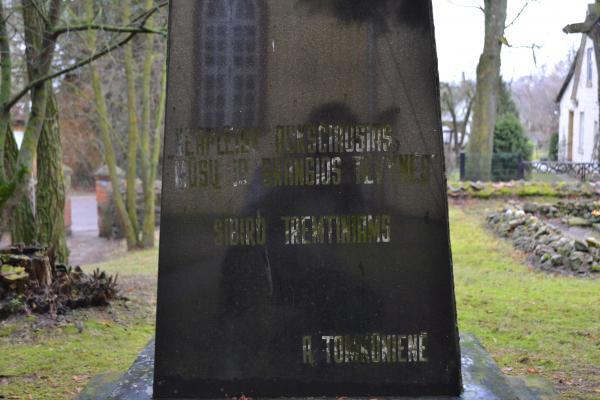 Kryžius Sibiro tremtiniams Pušaloto bažnyčios šventoriuje