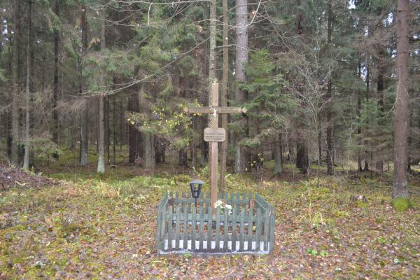 Kryžius partizanų ryšininkei Janinai Morkūnaitei Žaliojoje girioje