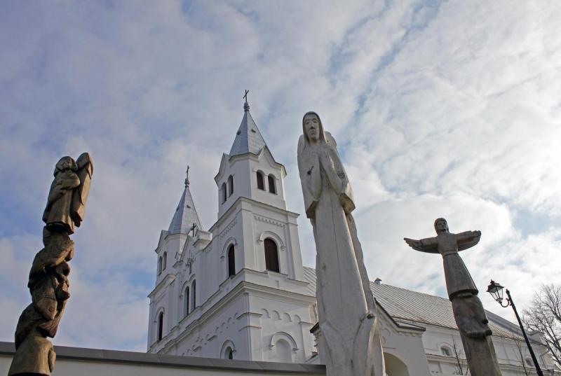 Angelų skulptūros Pasvalyje