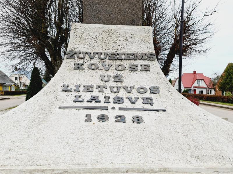 Paminklas Nepriklausomybės kovose žuvusiems savanoriams Saločiuose