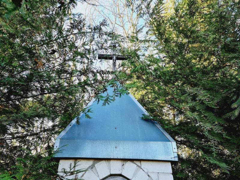 Koplytėlė su Švč. Mergelės Marijos skulptūra Jutiškių kaime, Krinčino seniūnijoje