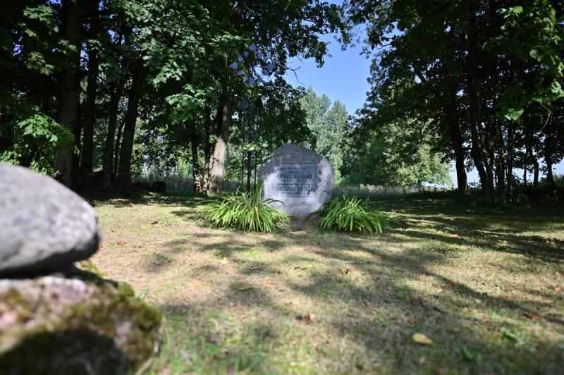 Paminklas broliams kalbininkui Petrui ir žurnalistui, rezistentui Julijonui Būtėnams Dovydų kaime