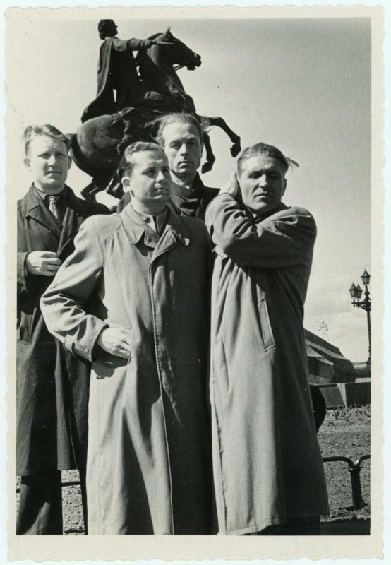 Jonas Mikelinskas (trečias iš kairės) grupėje žmonių. Leningradas, 1954 m.