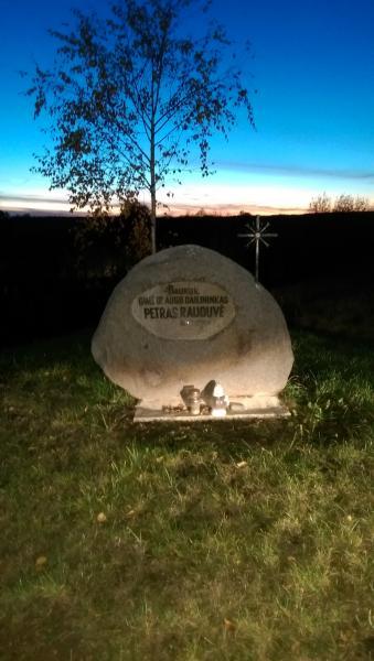 Paminklinis akmuo dailininkui Petrui Rauduvei