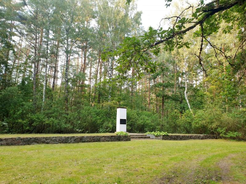 Memorialas holokausto aukoms atminti Žadeikių miške
