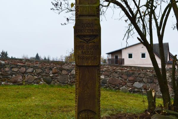 Kryžius Pumpėnų Švč. M. Marijos Škaplierinės bažnyčios šventoriuje