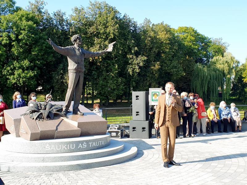 Paminklas poetui Bernardui Brazdžioniui aikštelėje prie Svalios ir Lėvens upių santakos, Nepriklausomybės gatvės pradžioje, Pasvalio mieste