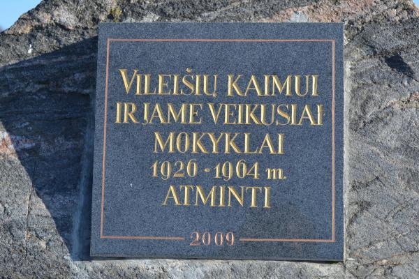 Paminklinis akmuo Vileišių kaimui ir jame 1926–1964 m. veikusiai mokyklai atminti