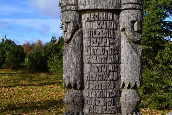 Paminklas Vileišių šeimai Medinių kaime