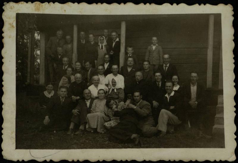 Pušaloto apylinkių kaimo jaunimas ir senimas prieškaryje. Pirmoje eilėje antras iš dešinės Juliaus Šidagio brolis Kazys Šidagis