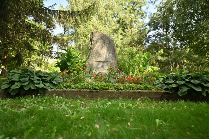 Atminimo paminklai kunigui, poetui, knygnešiui Antanui Vienažindžiui Krinčine