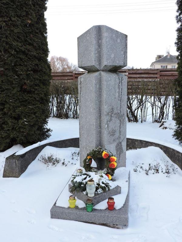 Paminklas pirmajam Joniškėlio partizanų bataliono vadui Antanui Stapulioniui Joniškėlyje