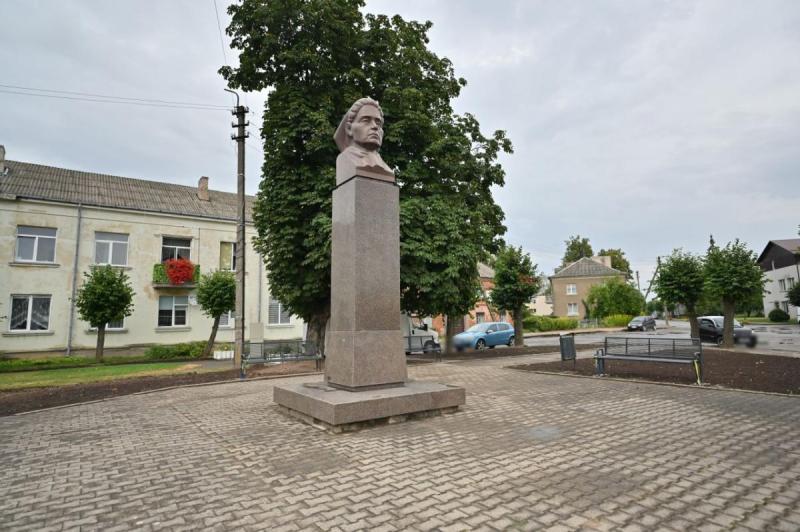 Paminklas rašytojai Gabrielei Petkevičaitei-Bitei Joniškėlyje