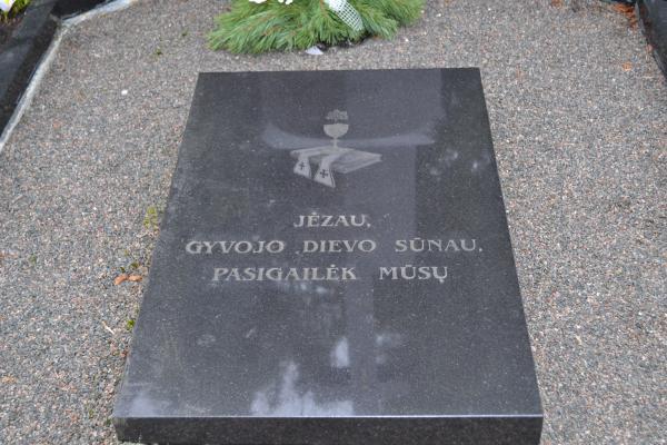Kunigo Benedikto-Mykolo Urbono kapas Joniškėlio bažnyčios šventoriuje