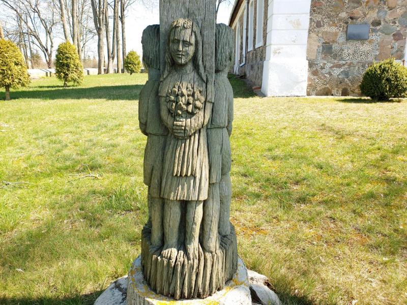 Stogastulpis Skrebotiškio Švč. Jėzaus Širdies bažnyčios šventoriuje