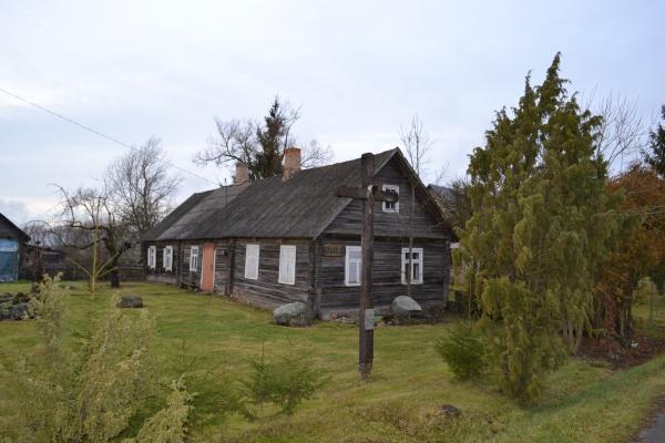 Kryžius Jono Dulmino sodyboje, Šakarnių kaime