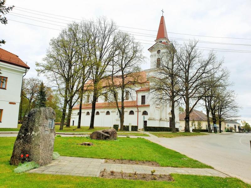 Paminklinis akmuo dvarininkams Karpiams Joniškėlyje